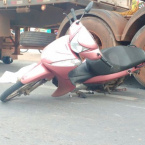 hauahuahauhauhauahhauhauahuahuahauhuMulher cai de moto e morre atropelada por carreta na avenida Fernando Corra