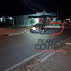 hauahuahauhauhauahhauhauahuahuahauhuCondutor embriagado transita pela contra mão e colide em poste de iluminação pública ao desviar de motociclista