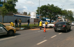 Carro bate em veículo parado em avenida de Cuiabá e capota