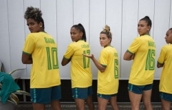 #BOTAELASNOJOGO: Jogadoras da Seleção Brasileira feminina de futebol chegam ao Brasil e reforçam movimento sobre a falta de representatividade no univ