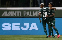 Palmeiras faz 100º gol em 2022, bate Cuiabá e reassume liderança do Brasileiro