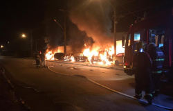 Criminosos jogam bomba e quatro carros apreendidos pela polícia são queimados em MT