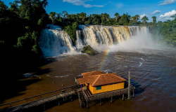 Conheça Mato Grosso: Salto das Nuvens encanta com queda d’água em meio à paisagem de árvores exuberantes