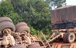 Caminhão “julieta” tomba após ponte de madeira ceder em vicinal de Alta Floresta