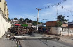 Carro da Polícia Penal bate em poste em Cuiabá e agente fica ferido