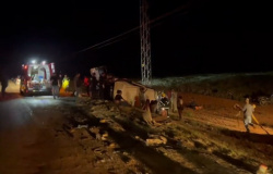 Duas pessoas morrem e 15 ficam feridas em grave colisão entre van e caminhão na MT-449