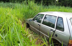 Carro furtado em Alta Floresta é encontrado depenado em matagal
