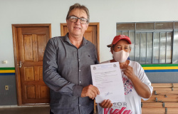 Paranaita: Prefeito e Vereadores realizam ato de entrega de kits de madeiras para os moradores do Bairro Castanhal
