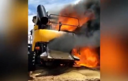 Agricultor entra em desespero ao ver colheitadeira sem seguro ser destruída pelo fogo; veja vídeo