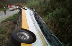 Grave colisão entre carreta e ônibus deixa 03 mortos e 30 feridos