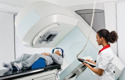 ONCOLOGIA: Dois em cada trs pacientes so submetidos  radioterapia para atacar clulas cancergenas