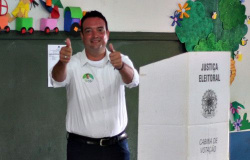Léo Bortolin derruba os Viana, obtém 69% dos votos e continua prefeito até 2020