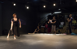 Experimento cênico Entre Escritas e Danças – Bia Rangel