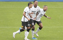Debaixo de chuva, Corinthians vira sobre a Ponte e vence primeiro jogo na temporada
