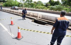 Defesa Civil interdita via da ponte sobre a Avenida Arquimedes Pereira Lima; Semob orienta condutores