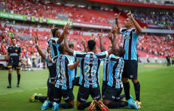 Grêmio goleia Internacional e tem vantagem para jogo de volta da semifinal