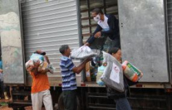 Trabalhadores do Aterro Sanitário e população em situação de rua recebem cestas básicas e cobertores
