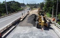 Trabalho de recuperação da ponte da 'Estrada do Moinho' entra na reta final e Secretaria de Obras aplica massa asflática