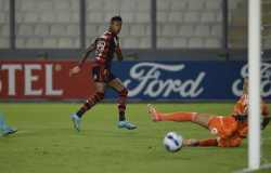 Fora de casa, Flamengo vence o Sporting Cristal por 2 a 0 na estreia da Libertadores