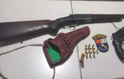 Homem é preso com duas armas de fogo em Água Boa