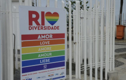 Rio celebra mês de orgulho LGBTI+ com instalação de painéis na orla