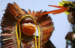 Indígenas marcham pelo centro de Brasília e fazem reivindicações