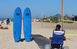 Rio: instituto promove inclusão com surfe adaptado e vôlei sentado
