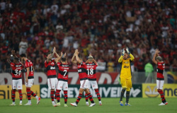 Com apoio da Nação, Flamengo vence o Ceará por 2 a 1 no Maraca
