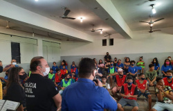 Polícia Civil doa 400 pares de tênis apreendidos em ações de combate à pirataria