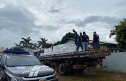 Policia Civil aprende caminhão com 10 mil litros de defensivos agrícolas adulterados