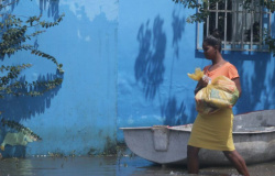 Enchente deixa moradores de bairro de Ilhéus sem casa