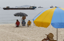 Apesar da chuva, grupos chegam cedo para réveillon em Copacabana