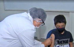 Criança de oito anos é a primeira a receber a vacina no Estado