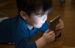 Pesquisa aponta que 70% das crianças passam pelo menos 3 horas diárias no celular