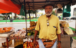 Vendedor de pequi no Centro de Cuiabá há quase 3 décadas diz que clientes faziam fila para comprar