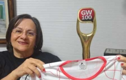 Maria da Penha é agraciada com estatueta do GW100