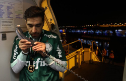 "Orgulho e gratidão": Abel Ferreira emociona delegação do Palmeiras com discurso em avião após título