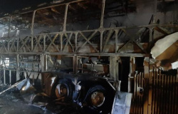 Ônibus de viagem com 27 passageiros é destruído pelo fogo em Cuiabá