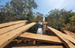 Ponte de madeira cede e caminhão fica pendurado na MT-458