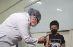 Menino de 8 anos é a primeira criança vacinada contra a covid em MT