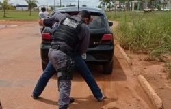 PM de Matupá prende homem condenado por tráfico internacional ao encontrar pistola no veículo