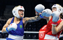 Atual campeã, Bia Ferreira estreia com nocaute no Mundial de Boxe