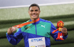 Gabriel Boza leva o bronze no Mundial Sub-20 e diz que se inspira em Alison dos Santos