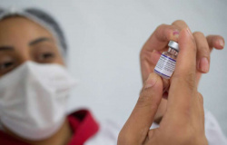 Em meio à pressão do governo, Anvisa divulga documento que embasou autorizar vacinação de crianças