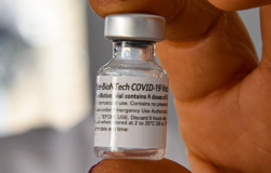 Terceira dose da Pfizer em imunizados com a CoronaVac aumenta proteção para 92,7%, diz estudo