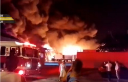 Incêndio em galpão próximo ao Aeroporto de Guarulhos pode ter sido causado por balão, diz Corpo de Bombeiros