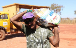 Assistência Social mantém atendimento aos trabalhadores do Aterro Sanitário com a entrega de 350 cestas básicas
