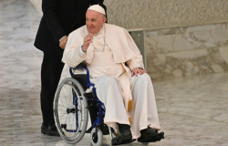 Papa Francisco aparece em cadeira de rodas por dor no joelho