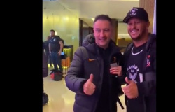 Vídeo: Treinador do Corinthians brinca ao responder torcedor sobre Róger Guedes