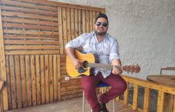 'Meu coração acelerou e fiquei sem reação', diz cantor surpreendido por Zezé Di Camargo durante apresentação em bar em MT